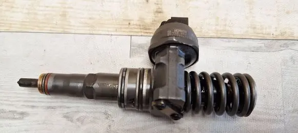 Skoda Octavia Mk2 (1Z) Fuel injector 038130073A
