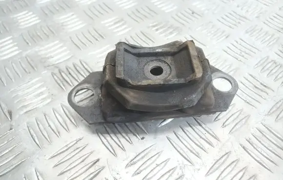 Nissan Qashqai+2 Engine mount bracket