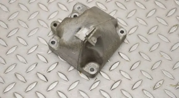 Mercedes-Benz CLS C219 Engine mounting bracket A2722231704