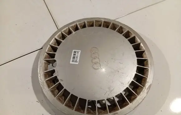 Audi 80 90 B2 R14 wheel hub/cap/trim 811601147B