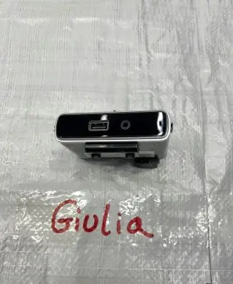 Alfa Romeo Giulia USB socket connector 