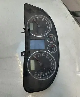 Volkswagen PASSAT B5 Speedometer (instrument cluster) 3B0920847D