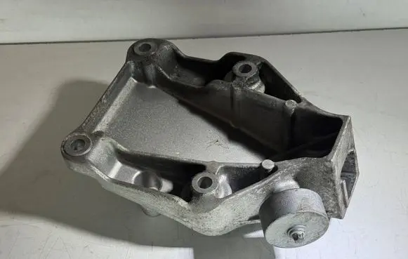 Engine mounting bracket