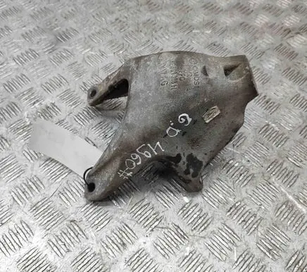 Engine mounting bracket