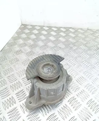 Mercedes-Benz C W204 Engine mount bracket A2042400917