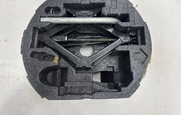 Volkswagen Jetta VI Lift Jack 5Q0011031
