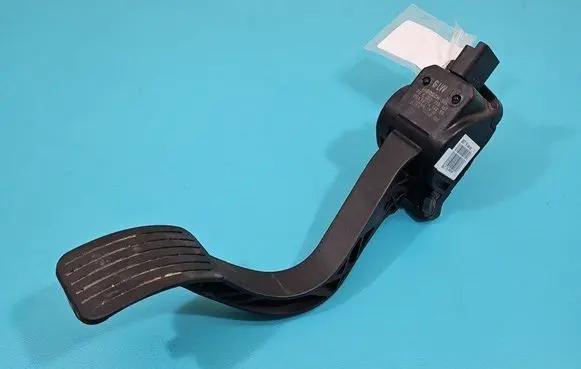 Accelerator throttle pedal