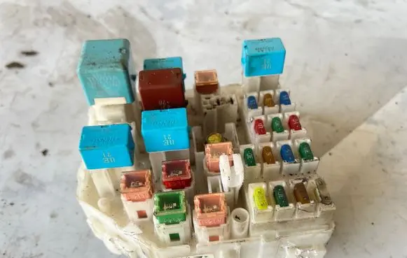 Toyota RAV 4 (XA20) Fuse module 0912