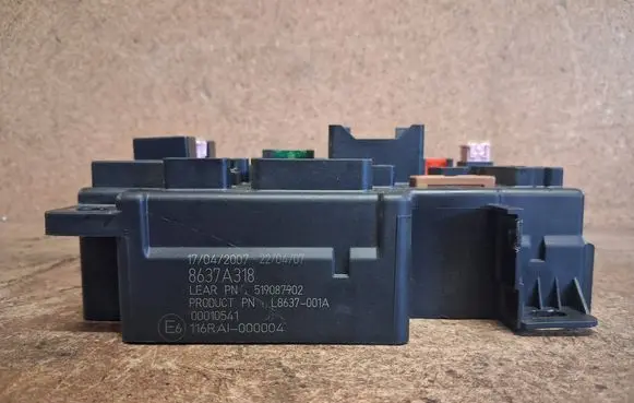 Peugeot 4007 Fuse module 8637A318 00010541 L8637001A