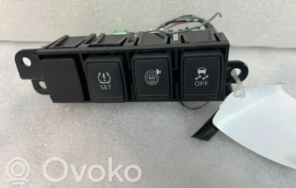 Nissan X-Trail T32 A set of switches 681RVBV80A