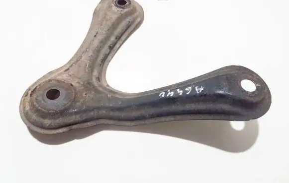 Toyota RAV 4 (XA30) Engine mounting bracket