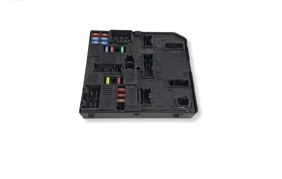 Nissan Qashqai Fuse module 284B75NA1A 5CH811F03