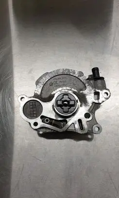 Volkswagen Golf VI Vacuum pump 03L145207 03L145112