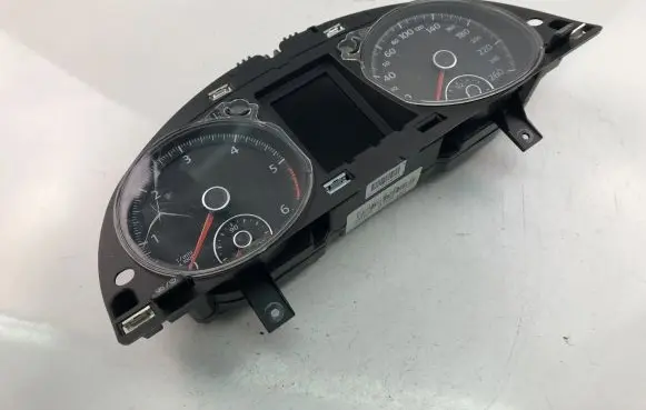 Volkswagen PASSAT B7 Speedometer (instrument cluster) 3AA920870M