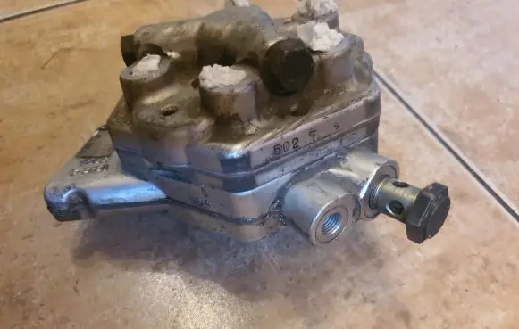 Audi 100 200 5000 C3 Fuel distributor 0438101029