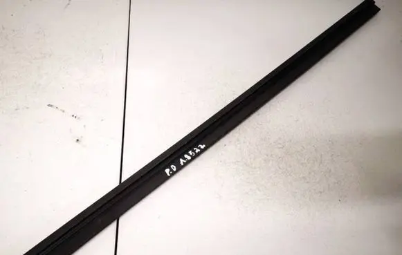 Skoda Octavia Mk2 (1Z) Front door glass trim molding 1z0837479a