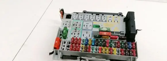 Opel Zafira A Fuse box set 90589965