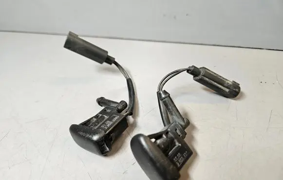BMW 3 E46 Windshield washer spray nozzle 7056731 61667056731