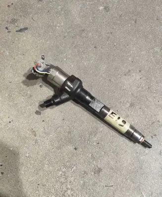 Mazda CX-7 Fuel injector R2AA13H50
