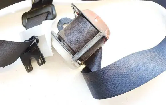 Middle seatbelt (rear)