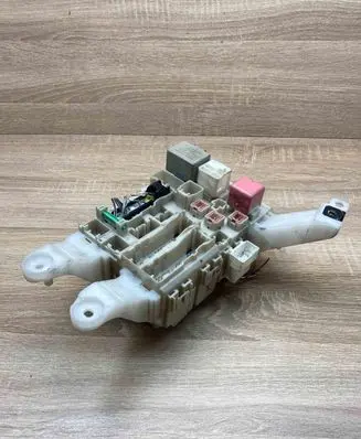 Toyota Auris 150 Fuse module 8273002140A 02108B27