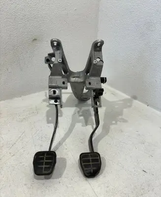 Audi 80 90 B2 Pedal assembly 811721115K
