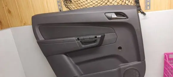 Opel Zafira B Front door card panel trim 13223178