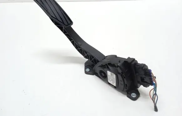 Accelerator throttle pedal