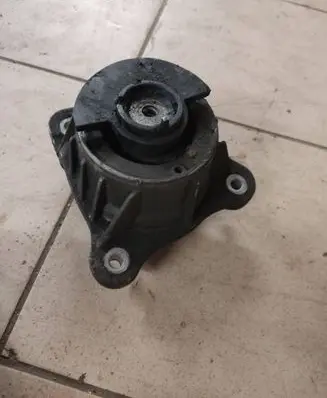 Mercedes-Benz V Class W447 Engine mount bracket A4472410013 ZGS005