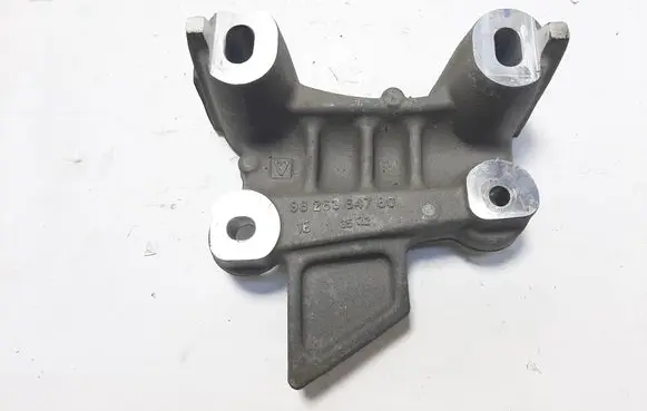 Engine mounting bracket