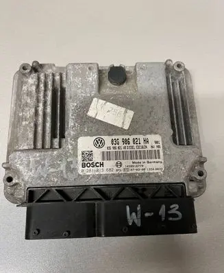 Volkswagen Golf V Engine control unit/module 03G906021HA 0281013682