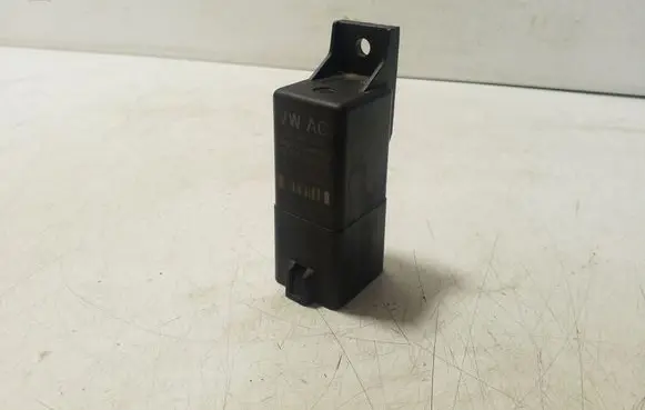 Audi A1 Glow plug pre-heat relay 04L907281