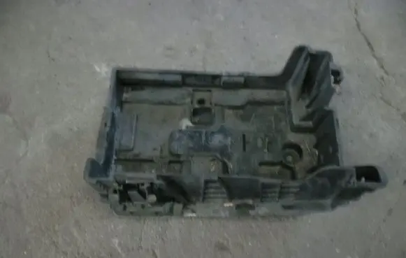Peugeot 605 Battery box tray 