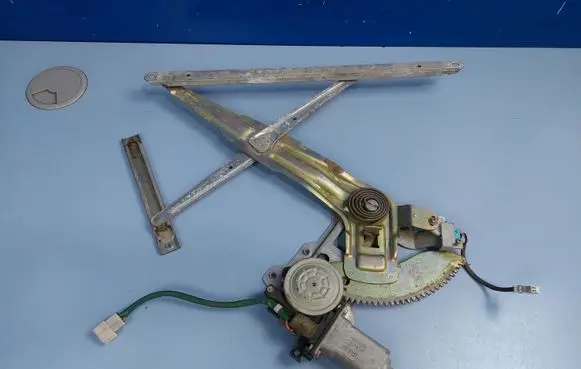 Mitsubishi Pajero Sport I Front door window regulator with motor MR144595 0621006535