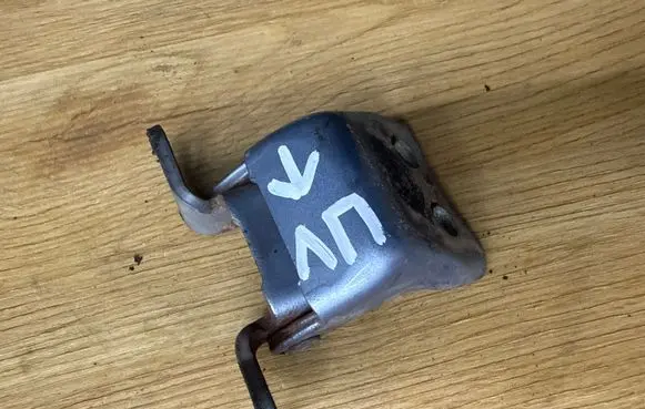 Honda Civic Front door lower hinge