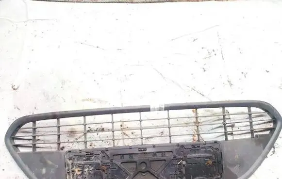 Ford Focus Front bumper lower grill 8m5117b968a