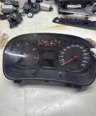 Speedometer (instrument cluster)