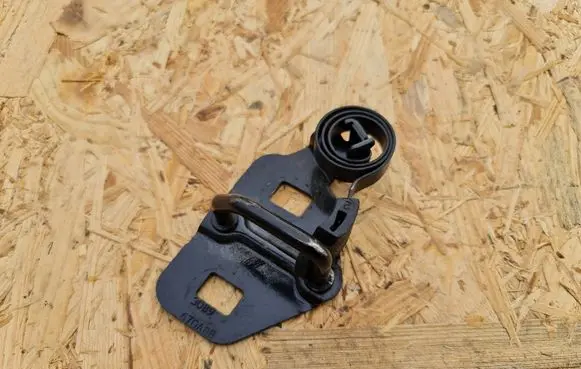 Chrysler 300M Loading door lock loop/hook striker 670ABB 3089