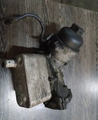 BMW 5 E39 Engine oil radiator 2247204 144054127 8792145