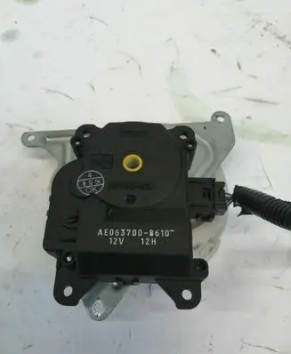Toyota Avensis T250 Intake manifold valve actuator/motor 0637008610