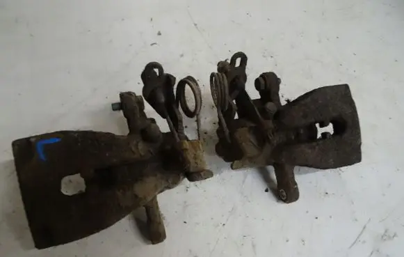 Ford Kuga I Rear brake caliper