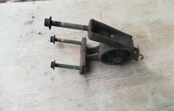 Toyota Yaris Engine mount bracket