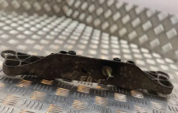 BMW 5 E39 Engine mounting bracket
