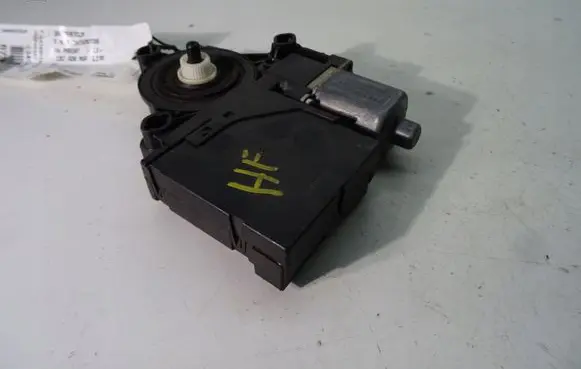 Volkswagen PASSAT Front door window regulator motor 3AA959702A