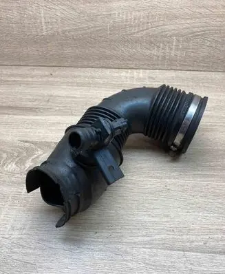 Opel Insignia A Turbo air intake inlet pipe/hose 55561787 329788454
