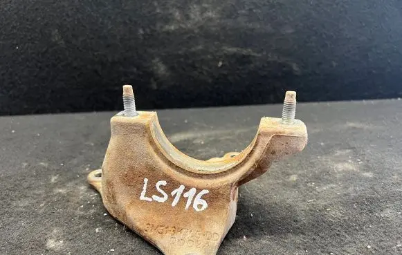 Ford C-MAX I Engine mounting bracket