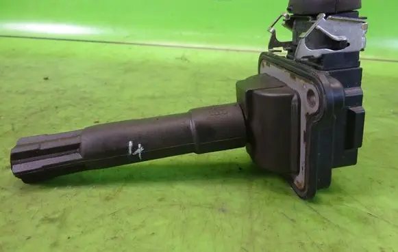 Seat Alhambra (Mk1) High voltage ignition coil 058905105