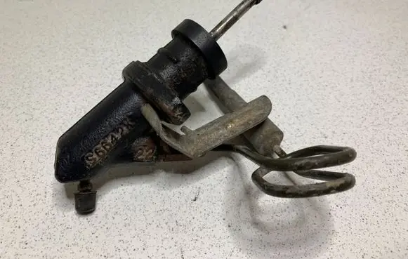 BMW 5 E39 Clutch master cylinder S6642K