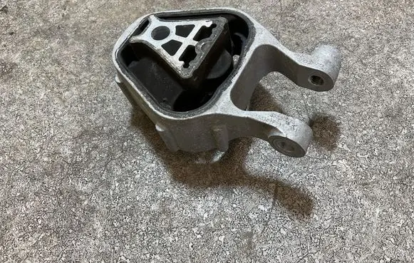 Volvo XC40 Engine mount bracket 32380026
