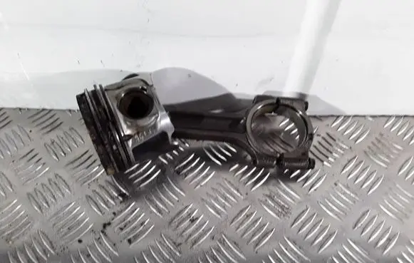 Nissan Qashqai Piston with connecting rod 10653